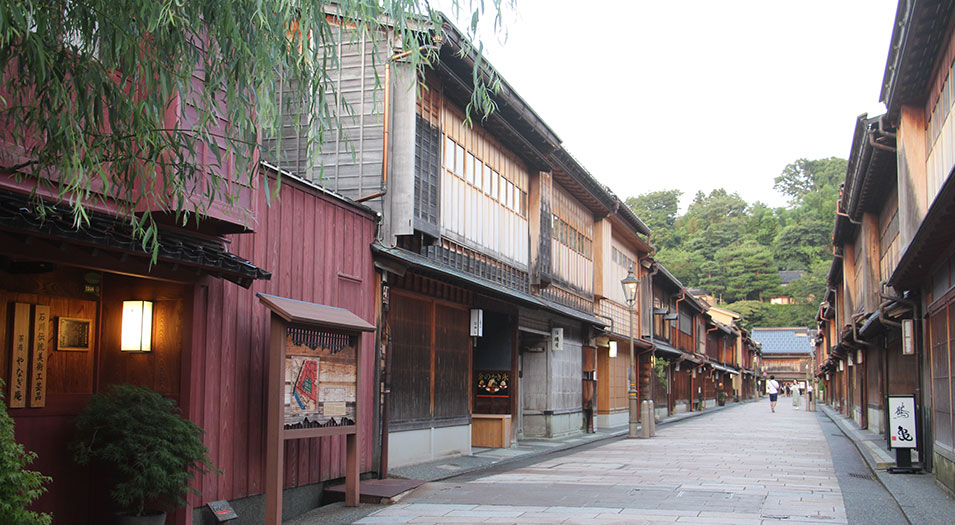 ひがし茶屋街の出格子が続く街並み