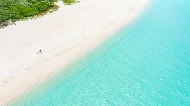 宮古島の透き通るブルーの海